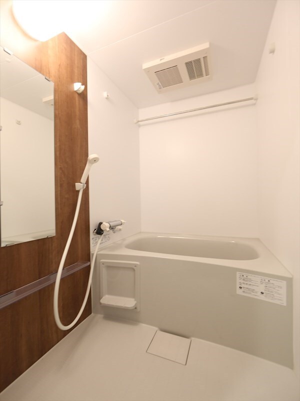 物件内観写真4　(バスルーム　浴室暖房乾燥機付き)
