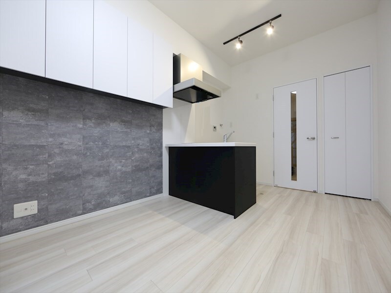 物件内観写真9　(洋室8.6帖　カウンターキッチン　クローゼット付)