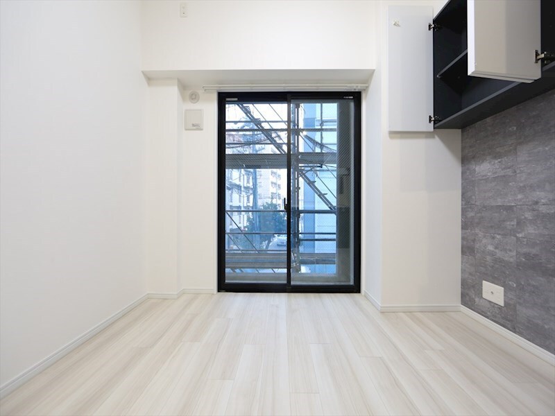 物件内観写真10　(洋室8.6帖　エアコン完備　カウンターキッチン　バルコニー)