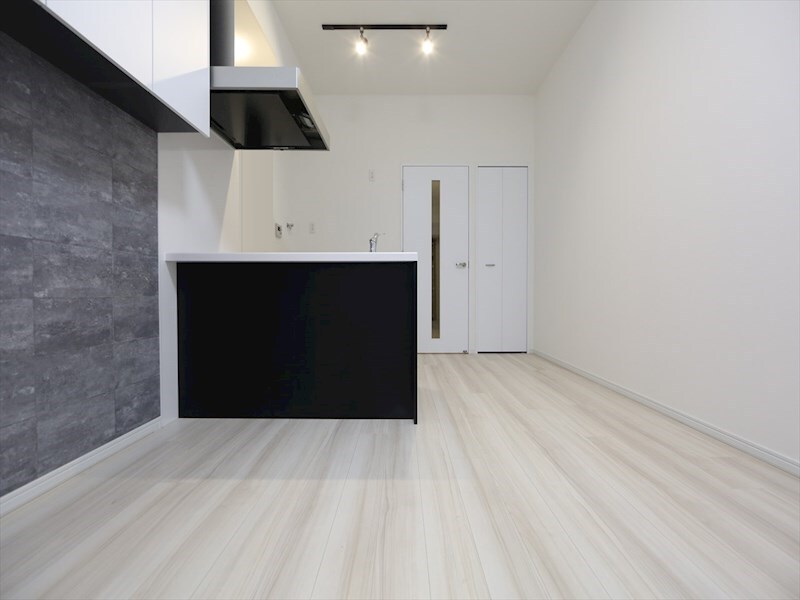 物件内観写真14　(洋室8.6帖　カウンターキッチン　クローゼット付)