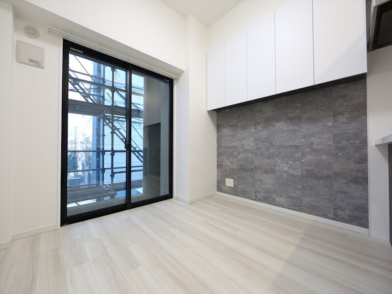 物件内観写真15　(洋室8.6帖　エアコン完備　カウンターキッチン　バルコニー)