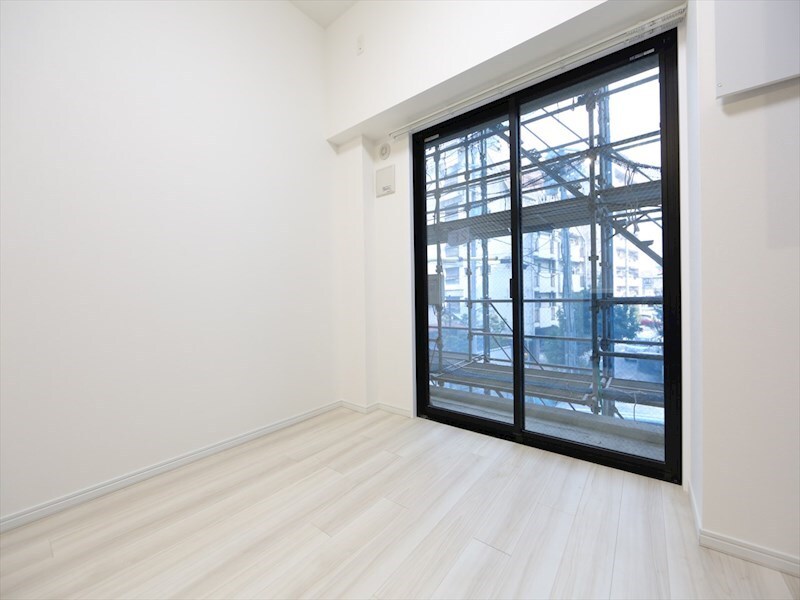 物件内観写真20　(洋室8.6帖　エアコン完備　カウンターキッチン　バルコニー)