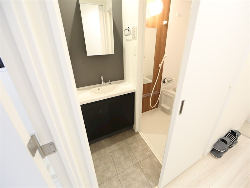 物件内観写真23　(脱衣所　独立洗面台　収納スペース有)