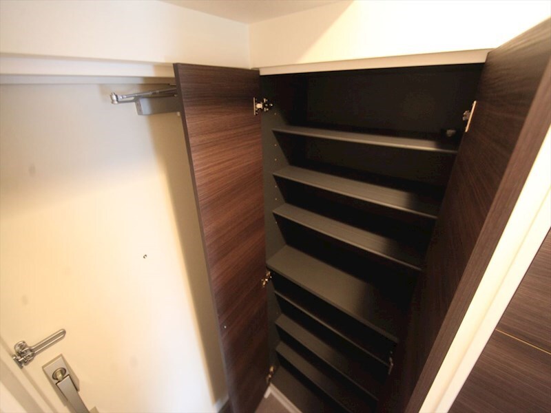 物件内観写真8　(玄関　シューズボックス付（収納充実してます）)