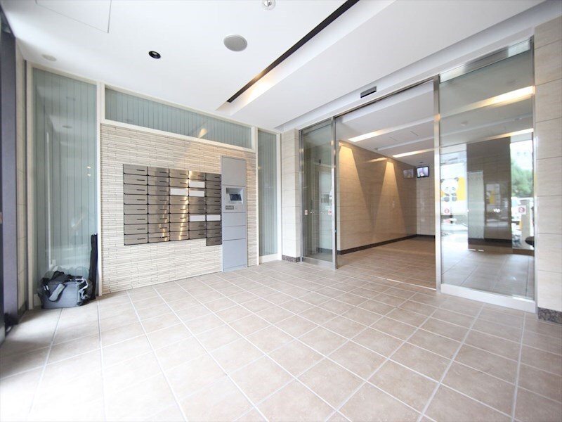 物件内観写真13　(エントランス　オートロック　宅配ＢＯＸ　防犯カメラ付)