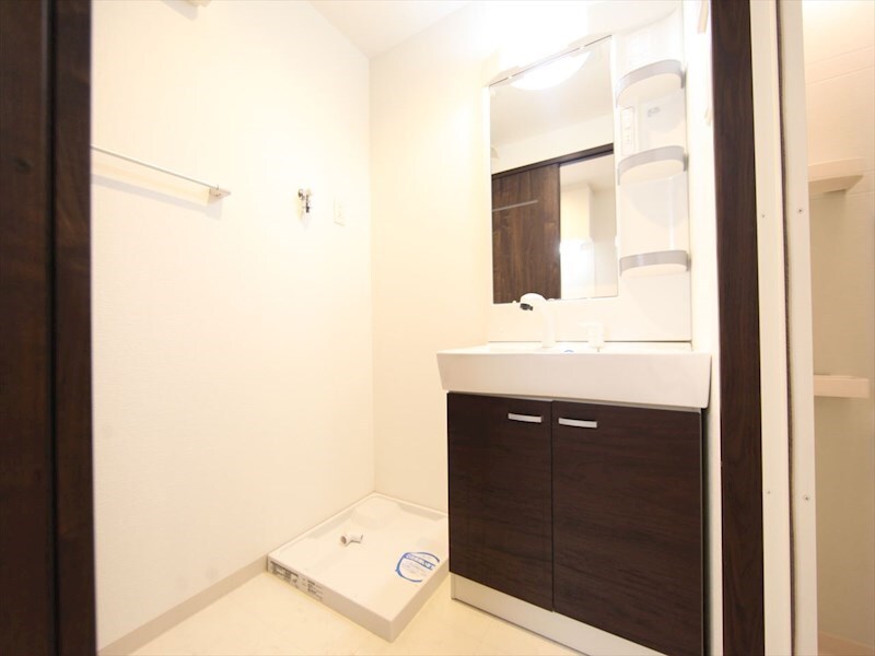 物件内観写真3　(脱衣所　独立洗面台（シャンプードレッサー付）収納スペース有)