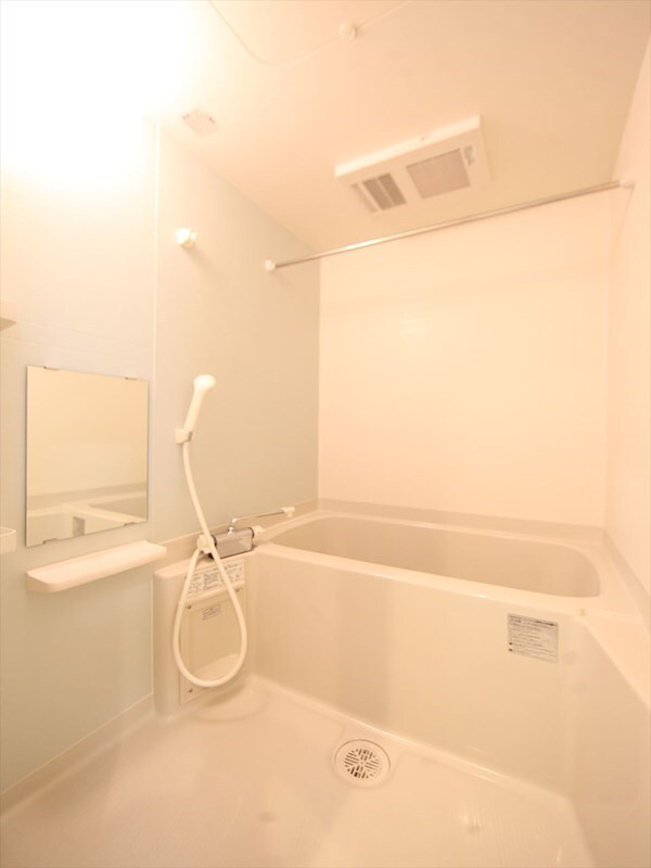 物件内観写真4　(バスルーム　浴室暖房乾燥機付き)