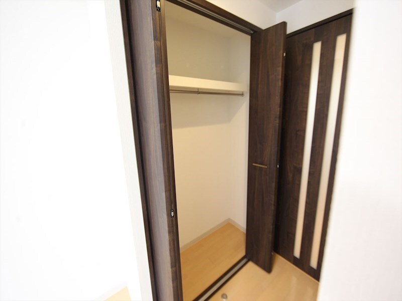 物件内観写真6　(クローゼット（収納充実してます）)