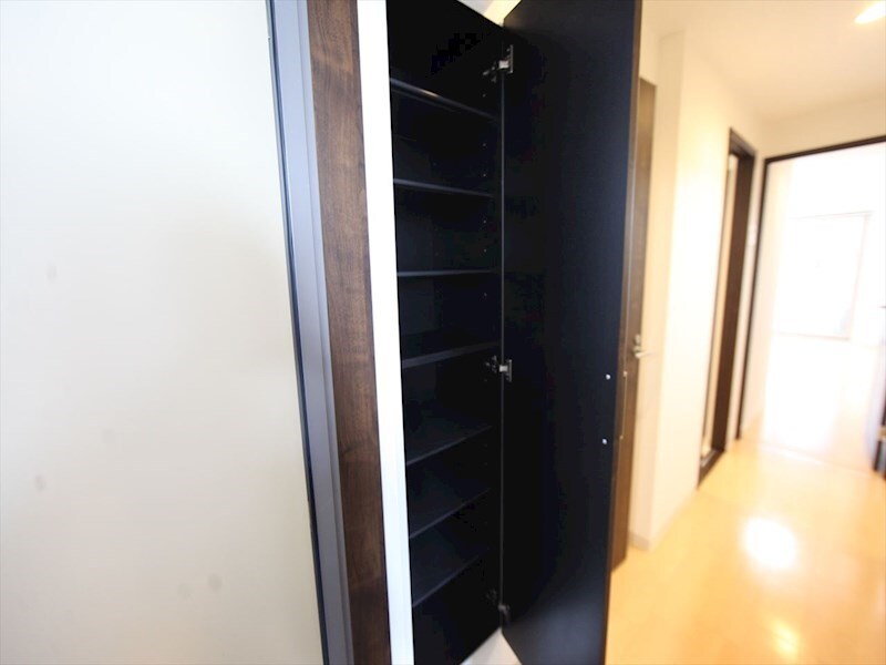 物件内観写真8　(玄関　シューズボックス付（収納充実してます）)