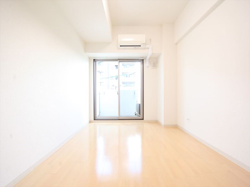 物件内観写真10　(洋室8.5帖　エアコン完備　南面バルコニー)