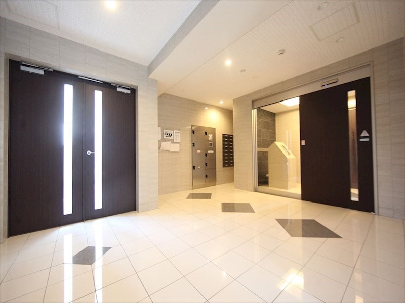 物件内観写真13　(エントランス　オートロック　宅配ＢＯＸ　防犯カメラ)