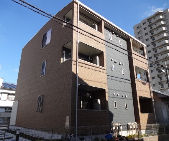 物件外観写真1　(外観　屋根付き駐輪場有り　敷地内平面駐車場)