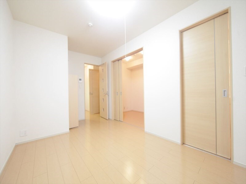 物件内観写真2　(洋室7帖　洋室3.5帖　つなげても仕切っても使えます)