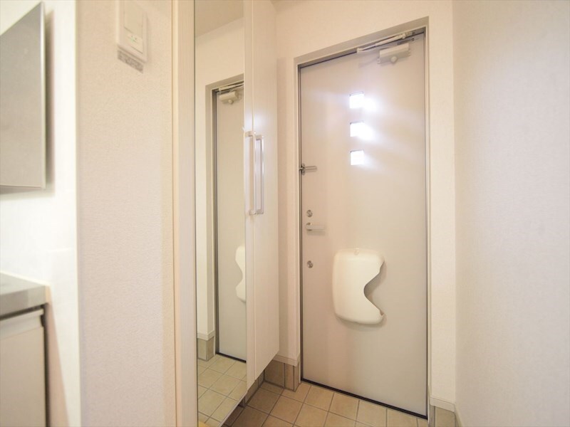 物件内観写真8　(玄関　シューズボックス　姿見鏡付き（収納充実してます）)