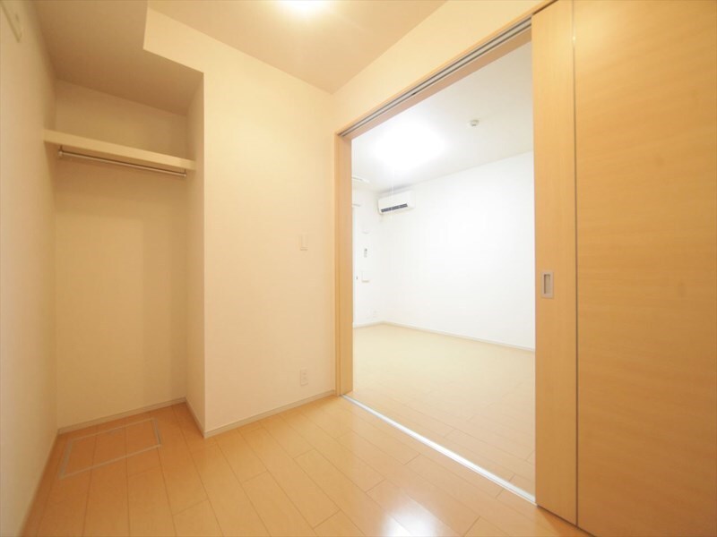 物件内観写真9　(洋室3.5帖　オープンクローゼット（収納充実してます）)