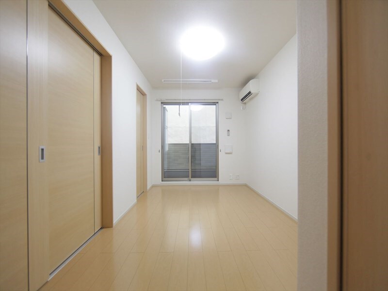 物件内観写真10　(洋室7帖　エアコン完備　収納付き　南面バルコニー)