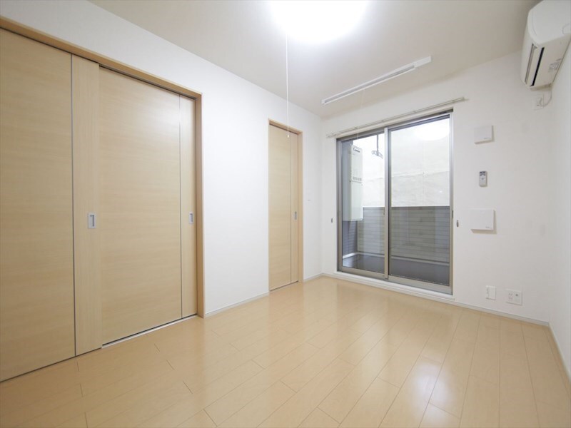 物件内観写真15　(洋室7帖　エアコン完備　収納付き　南面バルコニー)