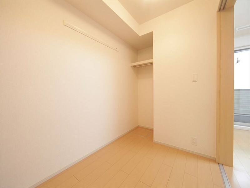 物件内観写真16　(洋室3.5帖　オープンクローゼット（収納充実してます）)