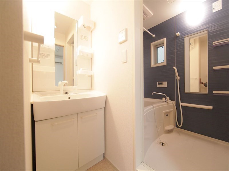 物件内観写真18　(脱衣所　独立洗面台（シャンプードレッサー付）収納スペース有)