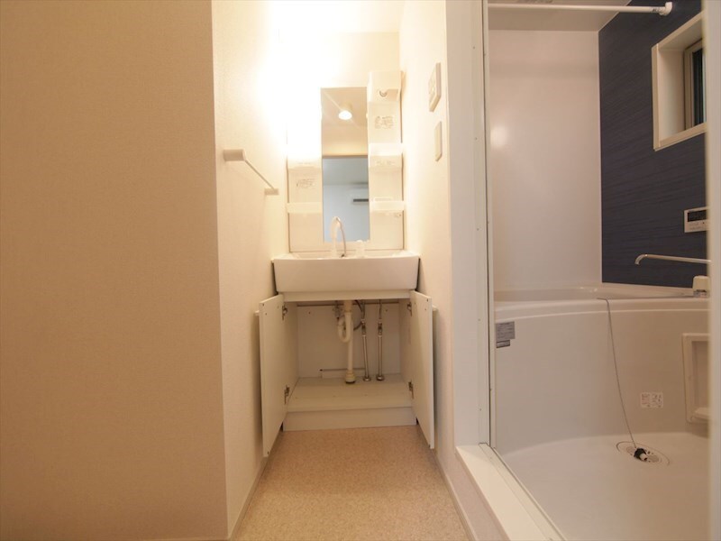 物件内観写真25　(脱衣所　独立洗面台（シャンプードレッサー付）収納スペース有)