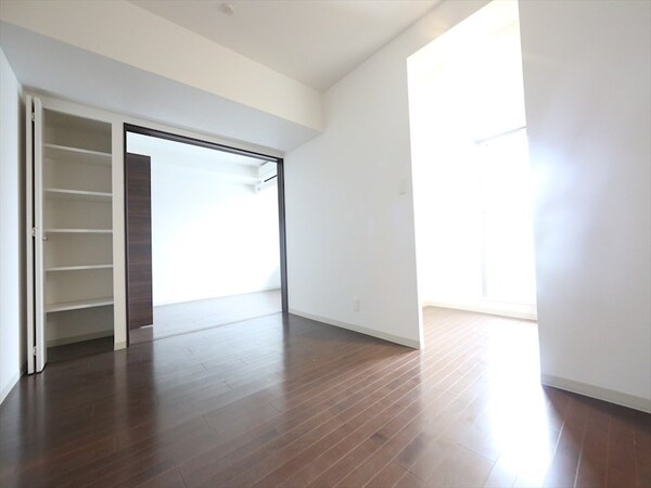 リビング(ＬＤＫ8.3帖　システムキッチン　エアコン付　バルコニー)