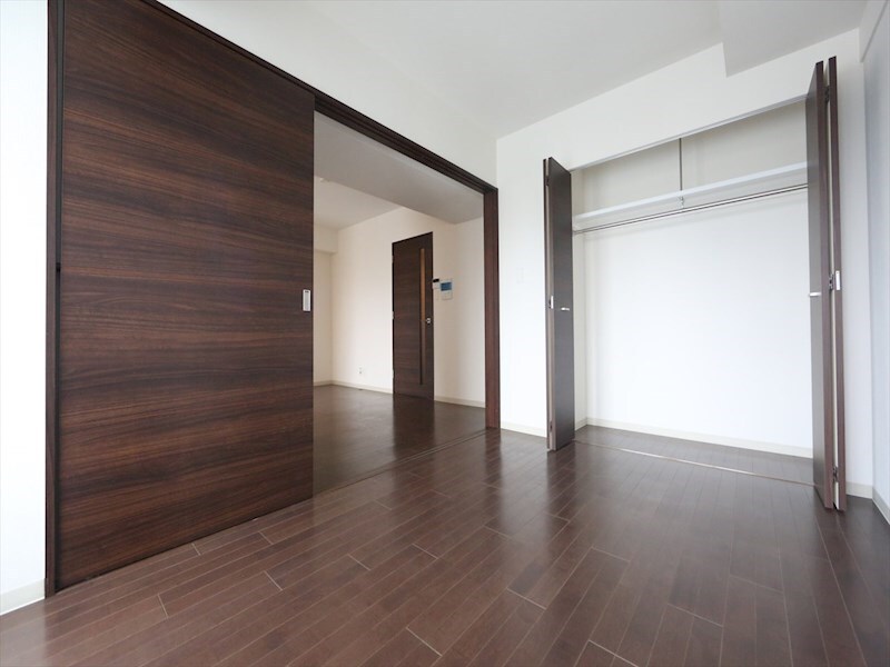 物件内観写真9　(洋室5.4帖　エアコン付　クローゼット付（収納充実してます）)