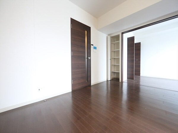 リビング(ＬＤＫ8.3帖　洋室5.4帖　つなげても仕切っても使えます)