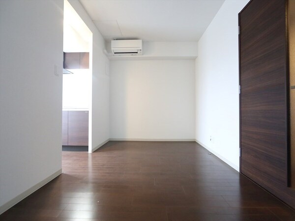 リビング(ＬＤＫ8.3帖　システムキッチン　エアコン付　バルコニー)