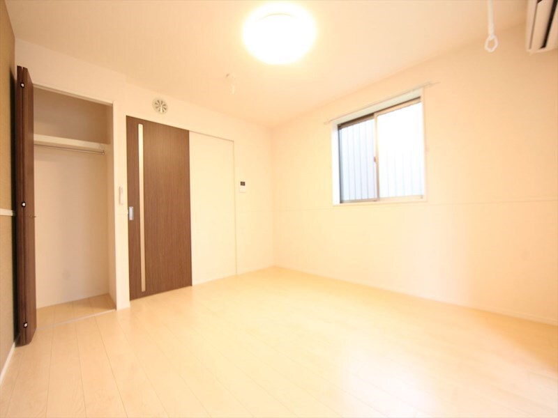 物件内観写真2　(洋室8帖　クローゼット付（収納充実してます）)