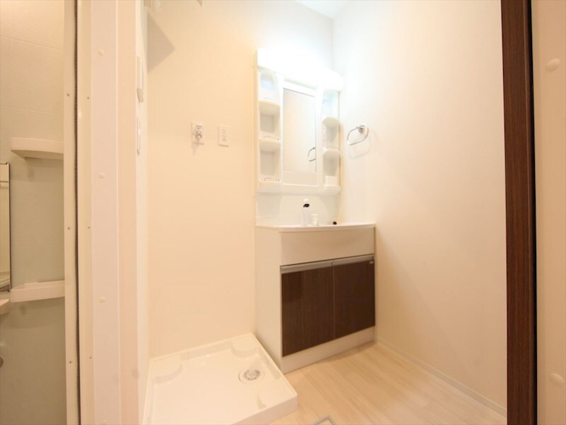 物件内観写真3　(脱衣所　独立洗面台（シャンプードレッサー付）収納スペース有)