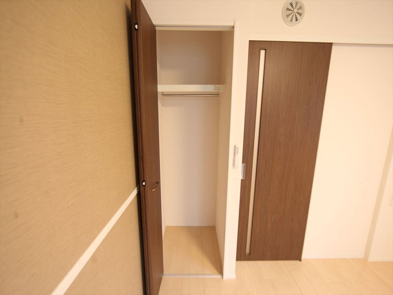 物件内観写真6　(クローゼット（収納充実してます）)