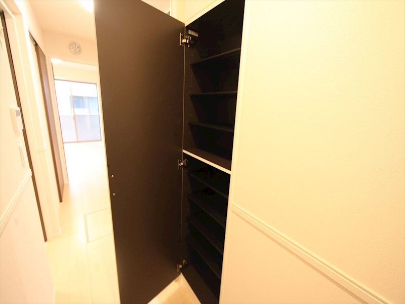 物件内観写真8　(玄関　シューズボックス付（収納充実してます）)
