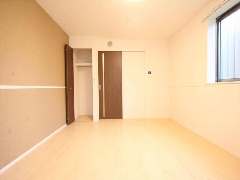 物件内観写真9　(洋室8帖　クローゼット付（収納充実してます）)