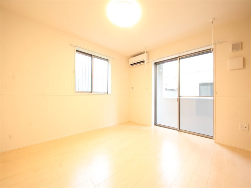 物件内観写真10　(洋室8帖　2面採光　エアコン完備　南面バルコニー)
