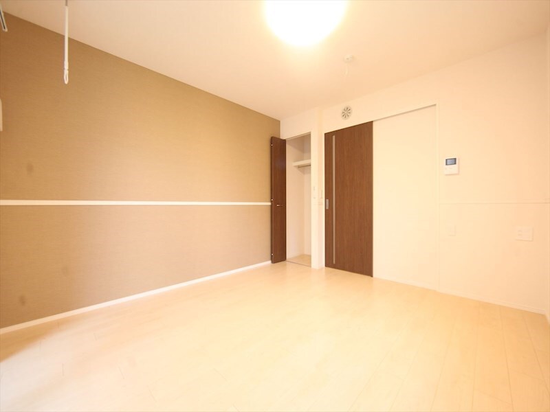 物件内観写真14　(洋室8帖　クローゼット付（収納充実してます）)