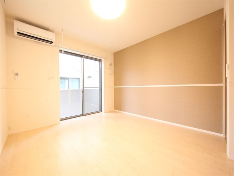 物件内観写真15　(洋室8帖　2面採光　エアコン完備　南面バルコニー)