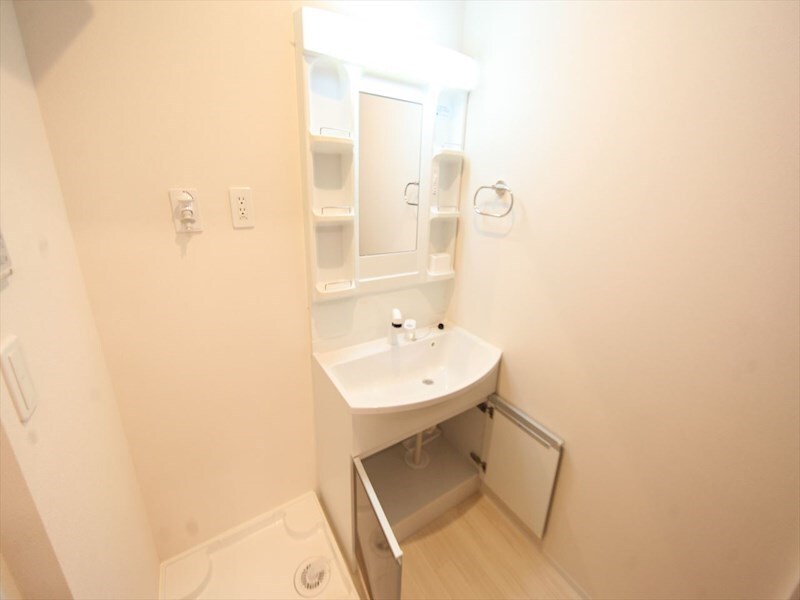 物件内観写真17　(脱衣所　独立洗面台（シャンプードレッサー付）収納スペース有)