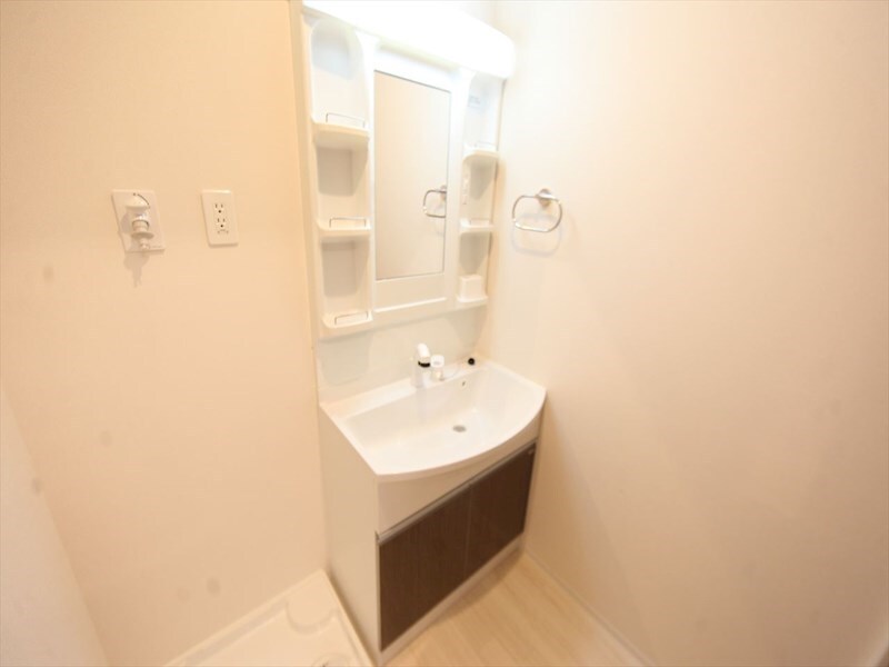 物件内観写真22　(脱衣所　独立洗面台（シャンプードレッサー付）収納スペース有)