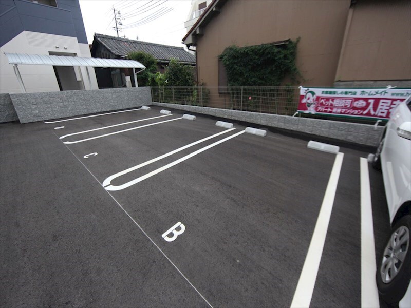 物件内観写真26　(敷地内平面駐車場)