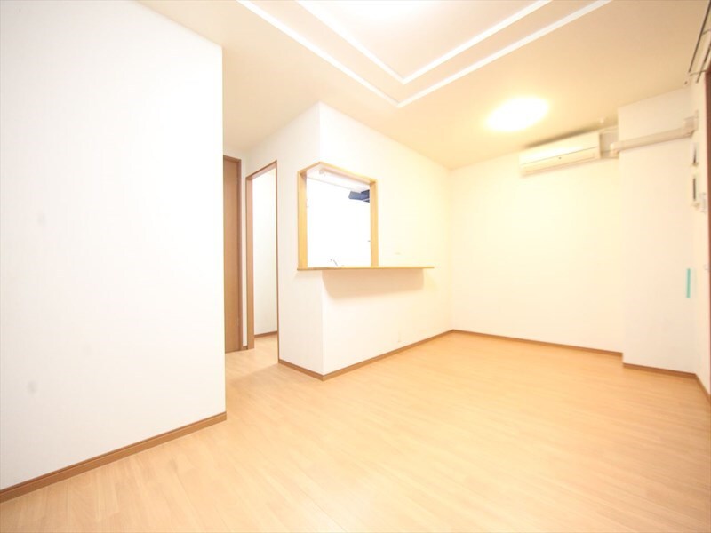 物件内観写真2　(ＬＤＫ11.7帖　カウンターキッチン　エアコン付　バルコニー)