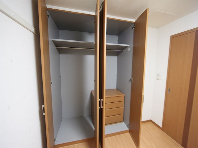 物件内観写真6　(クローゼット（収納充実してます）)