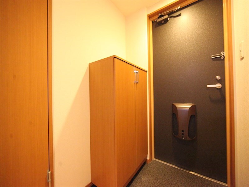 物件内観写真8　(玄関　シューズボックス付き（収納充実してます）)