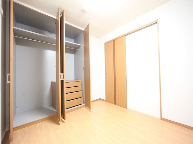 物件内観写真9　(洋室4.8帖　クローゼット付（収納充実してます）)