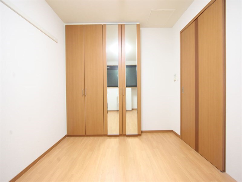 物件内観写真16　(洋室4.8帖　クローゼット付（収納充実してます）)