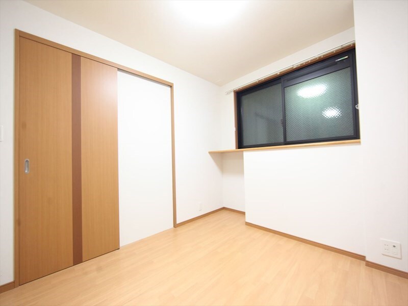 物件内観写真17　(洋室4.8帖　クローゼット付（収納充実してます）)