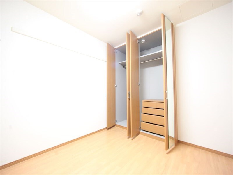 物件内観写真24　(洋室4.8帖　クローゼット付（収納充実してます）)