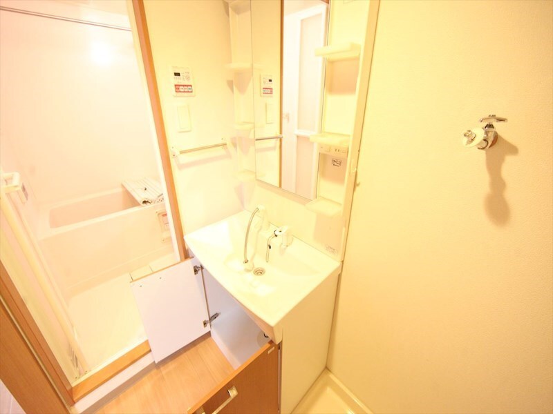 物件内観写真27　(脱衣所　独立洗面台（シャンプードレッサー付）収納スペース有)