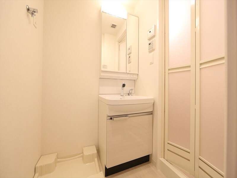 物件内観写真3　(脱衣所　独立洗面台（シャンプードレッサー付）収納スペース有)