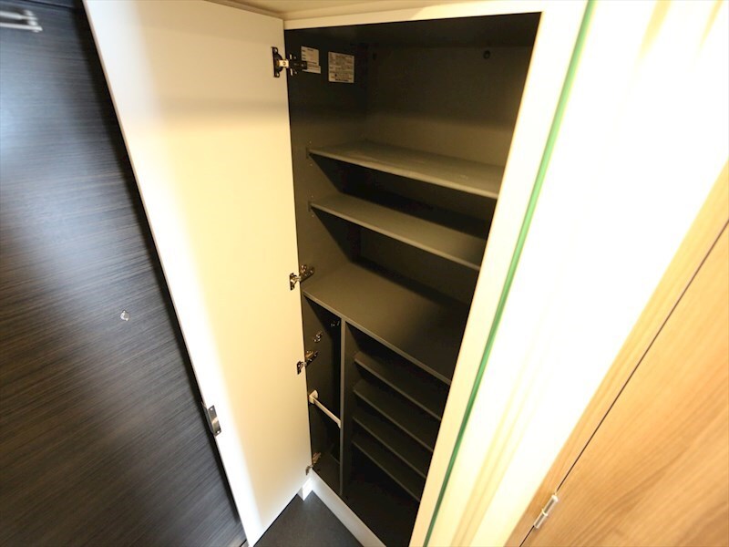 物件内観写真8　(玄関　姿見鏡付き　シューズボックス付（収納充実してます）)