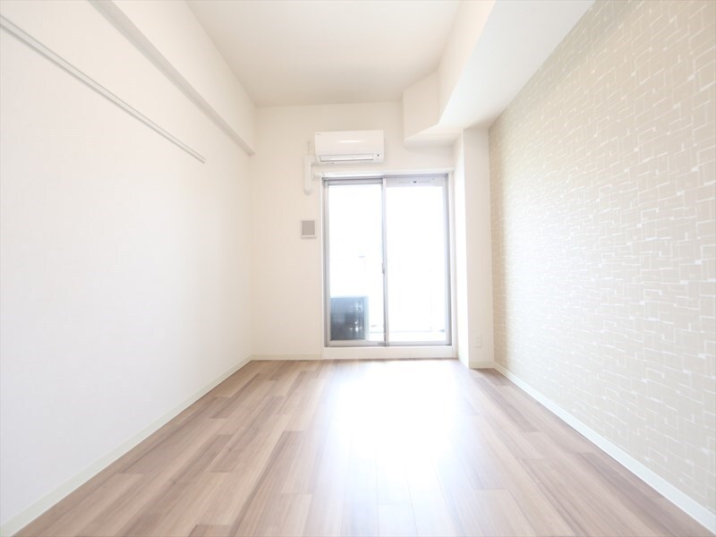 物件内観写真10　(洋室7.1帖　エアコン完備　南面バルコニー)